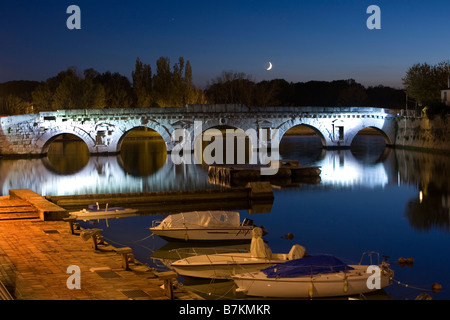 Antica Roman'Tiberius bridge' durante la notte Foto Stock