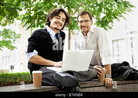 I colleghi di caffè, sorridente Foto Stock