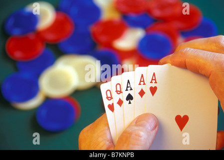 Mano di Poker che mostra il full house di ACE e regine Foto Stock