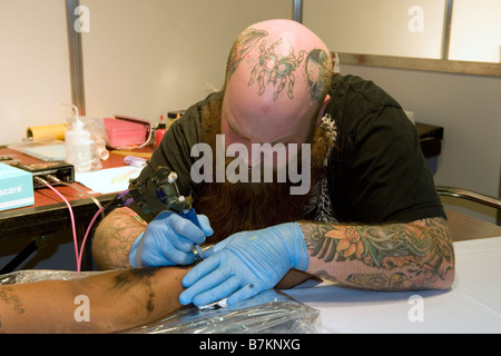 Tattoo Artist closeup presso la Southern inchiostro 'Esposizione Tattoo Convention Sud Africa Foto Stock