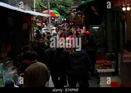 Ogni giorno i corvi si muovono attraverso la croce pesantemente contaminato mercato come i polli vengono macellati su street, sangue schizza su gli astanti Foto Stock