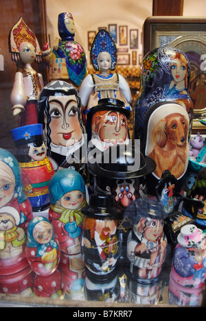 Bambole russe Praga vetrina altamente colorata Foto Stock