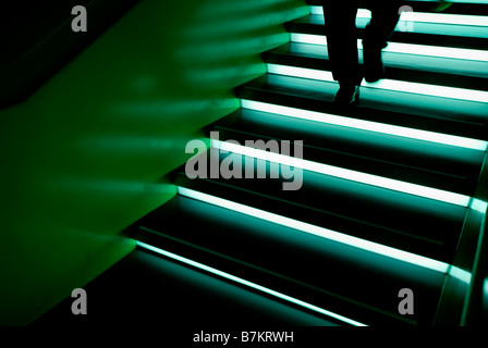 Germania, Baden Württemberg, Stoccarda, uomo a camminare al piano di sotto, sezione bassa Foto Stock