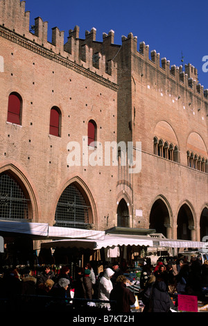 Italia, Emilia Romagna, Rimini, Piazza Cavour, Palazzo del Podestà e Palazzo dell'Arengo, mercato domenicale Foto Stock