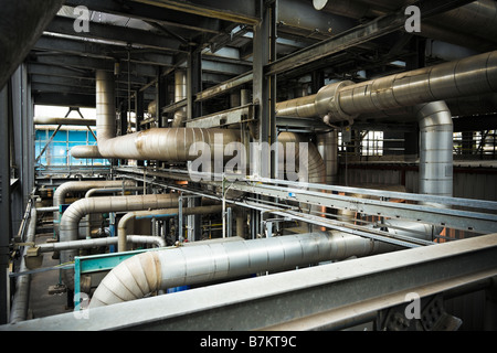 Un labirinto di tubi all'interno di una moderna centrale elettrica a gas Teesside REGNO UNITO Foto Stock