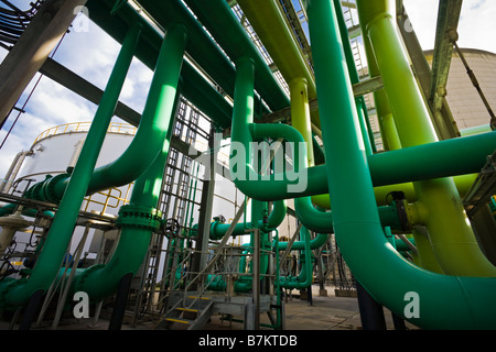 Un labirinto di tubi all'interno di una moderna centrale elettrica a gas, REGNO UNITO Foto Stock