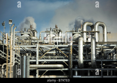 Un labirinto di tubi in acciaio e camini all'interno della struttura in corrispondenza di una moderna centrale elettrica a gas impianto, REGNO UNITO Foto Stock