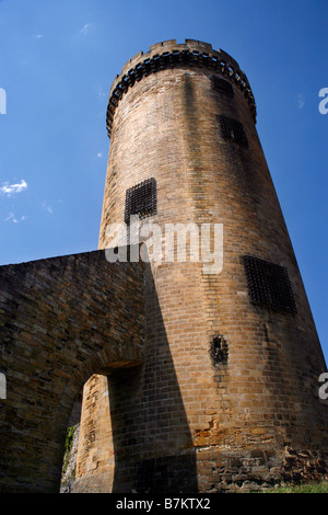 Una vista della torre e il gateway presso il castello di Foix, Francia. Gateway per i Pirenei Foto Stock