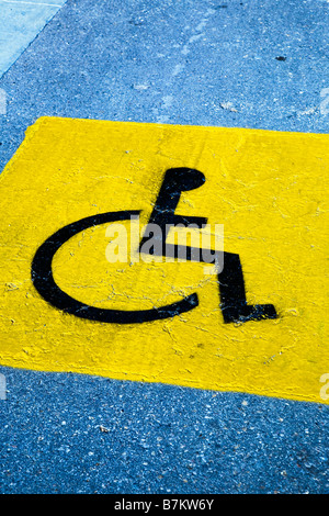 Accessibile in sedia a rotelle Parcheggio simbolo di spazio. Foto Stock