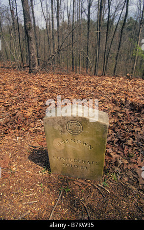 Una vista di una tomba in pietra di un soldato confederato ignoto lungo la Natchez Trace nel Tennessee. Foto Stock