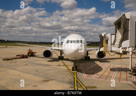 Un Qantas getto in arrivo presso la Tullamarine Airport terminal di Melbourne Foto Stock