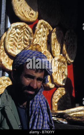 Baluchi uomo e di stallo naan Quetta Baluchistan Pakistan Foto Stock