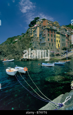 Porto al borgo di Riomaggiore nelle Cinque Terre Parco Nat Riviera di Levante della Liguria Italia Foto Stock