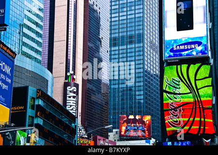 Luci luminose di Times Square in Mahanttan New York City New York STATI UNITI D'AMERICA Foto Stock