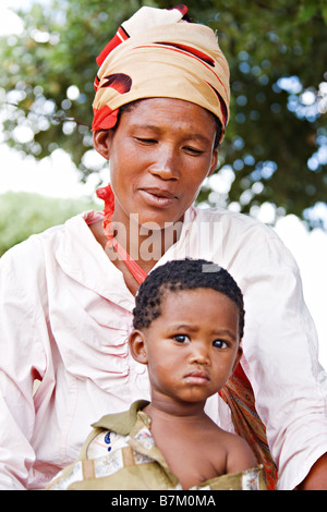 Una famiglia da pochi rimanenti Basarwa San o semplicemente Bushman il popolo indigeno del Kalahari Foto Stock