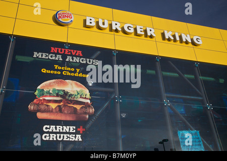 La pubblicità tramite Affissioni Burger King in spagnolo in Juarez Mexico il boom economico vissuto dalla città di confine come Juarez è venuto Foto Stock