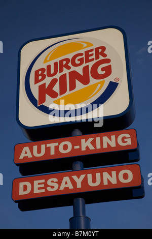 La pubblicità tramite Affissioni Burger King in spagnolo in Juarez Mexico il boom economico vissuto dalla città di confine come Juarez è venuto Foto Stock