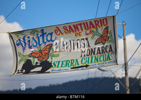 Un segno in spagnolo per segnare l'entrata alla Riserva della biosfera delle farfalle monarca in Sierra Chincua Messico centrale Foto Stock