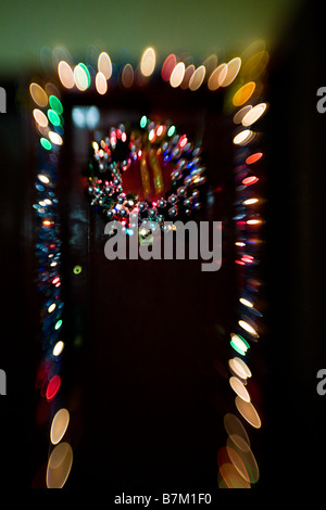 La porta anteriore di un appartamento decorato per il Natale Foto Stock