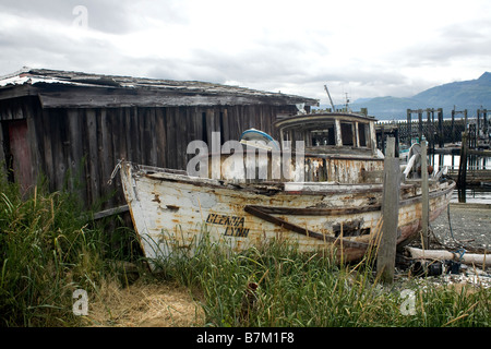 BRITISH COLUMBIA - la vecchia barca da pesca della marina nella baia di avviso sulla isola di cormorani in Johnstone stretto. Foto Stock