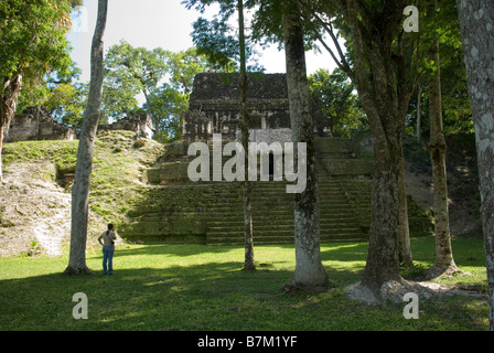 Tempio sulla Plaza del Mondo Perduto. Tikal, Guatemala. Foto Stock