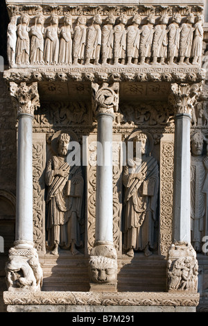 Muratura in pietra e scolpite le figure degli Apostoli all'ingresso della chiesa di Saint Trophime in Arles, Bouches du Rhone Francia Foto Stock