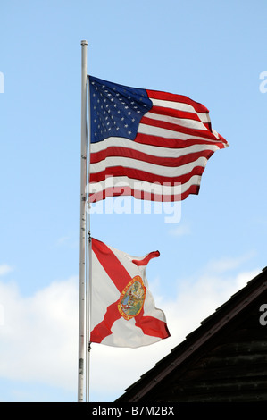 Stars & Stripes battenti accanto alla grande sigillo Stato di bandiera Florida USA Foto Stock