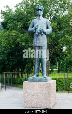 Statua di re Haakon VII di Norvegia e si affaccia sul porto a Bergen in Norvegia. Foto Stock