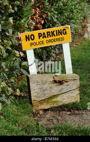 A casa "no parcheggio (polizia ordinato)' segno su un orlo in Horam, East Sussex. Foto da Jim Holden Foto Stock