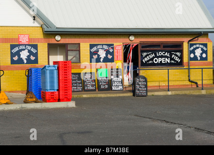 West Quay pesca pescivendolo Newhaven East Sussex Regno Unito Pescherie Pescheria negozi lavagne Foto Stock