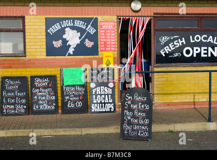 West Quay pesca pescivendolo Newhaven East Sussex Regno Unito Pescherie Pescheria negozi lavagne Foto Stock