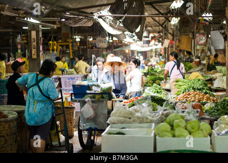 Pak Khlong Talad frutta fresca e verdura a Bangkok in Tailandia Foto Stock