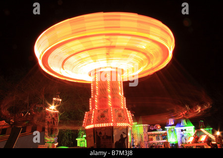 Tradizionale illuminato Merry Go Round Stile fairground ride, Winter Wonderland, Hyde Park, Londra Foto Stock