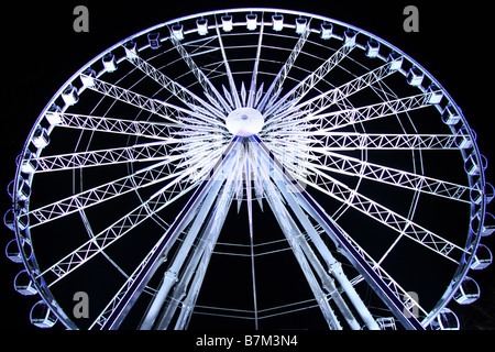 La Grande Ruota illuminata/ferris fairground ride, Winter Wonderland, Hyde Park, London, Regno Unito Foto Stock