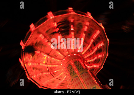 Tradizionale illuminato Merry Go Round Stile fairground ride, Winter Wonderland, Hyde Park, Londra Foto Stock