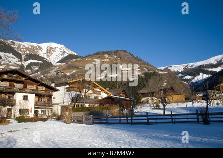 Rauris Austria UE gennaio stile alpino edifici di questa stazione sciistica villaggio con coperte di neve e di terra Schriefling mountain Foto Stock