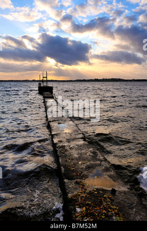 Lough Owel, Co.Westmeath, Irlanda al tramonto , che mostra l'area utilizzata per le immersioni e nuoto Foto Stock