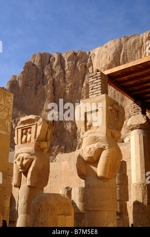 Il tempio mortuario della femmina di Faraone Hatshepsut vicino alla Valle delle regine di Luxor in Egitto Foto Stock