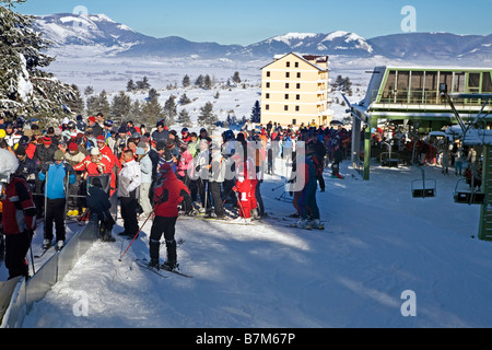 La Bosnia e Erzegovina Kupres ski resort di persone in coda per la corsa con la seggiovia di sci Foto Stock