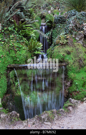 Fontana di acqua scultura in cascata giardino giapponese architettura giardinaggio dettagli architettonici close up closeup Foto Stock