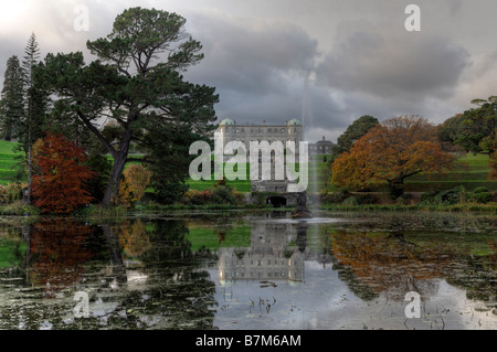 Powerscourt House e annessi giardini riflessi lago di riflessione speculare enniskerry speculare Wicklow Irlanda Foto Stock