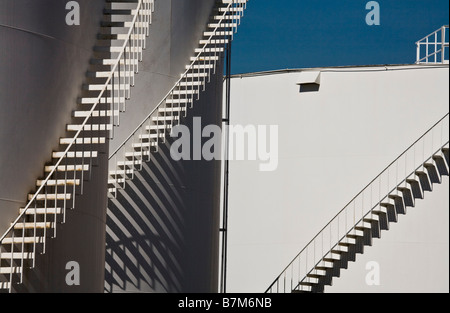I serbatoi di stoccaggio con ombre San Pedro Los Angeles County in California negli Stati Uniti d'America Foto Stock