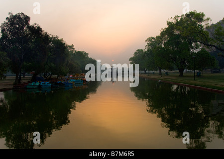 Laghetto all'alba vicino al Jyoti Amar Jawan, India Foto Stock