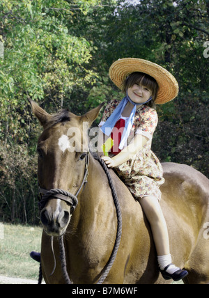 Una giovane ragazza riding bareback su un cavallo a una guerra civile rievocazione storica Foto Stock