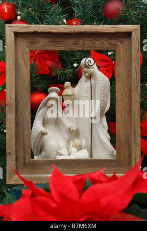 Presepe con sculture bianche Betlemme della Vergine Maria e Gesù nel presepe natalizio feste religiose formato verticale negli Stati Uniti ad alta risoluzione Foto Stock