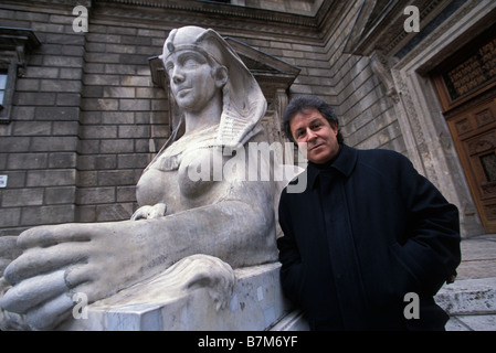 American Music Direttore Rico Saccani di fronte al Teatro dell'Opera della sezione di Pest di Budapest Ungheria Foto Stock