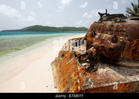 Vista ravvicinata di un distrutto Sherman serbatoio su una spiaggia tropicale Flamenco Beach Culebra Puerto Rico Foto Stock