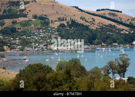 La vista del porto, Francese Bay, Akaroa, Penisola di Banks, Canterbury, Nuova Zelanda Foto Stock