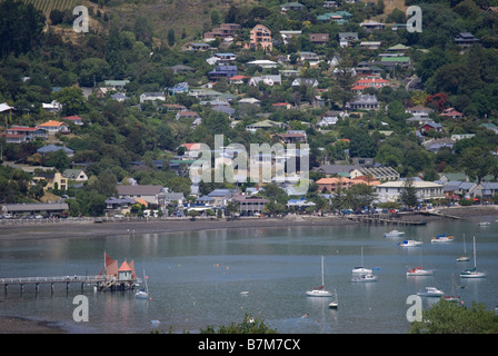 La vista del porto, Francese Bay, Akaroa, Penisola di Banks, Canterbury, Nuova Zelanda Foto Stock