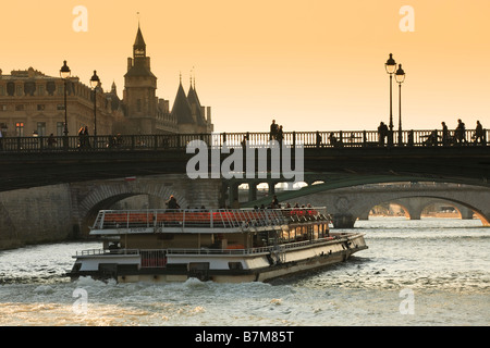 TOUR in barca sul fiume Senna a Parigi al tramonto Foto Stock